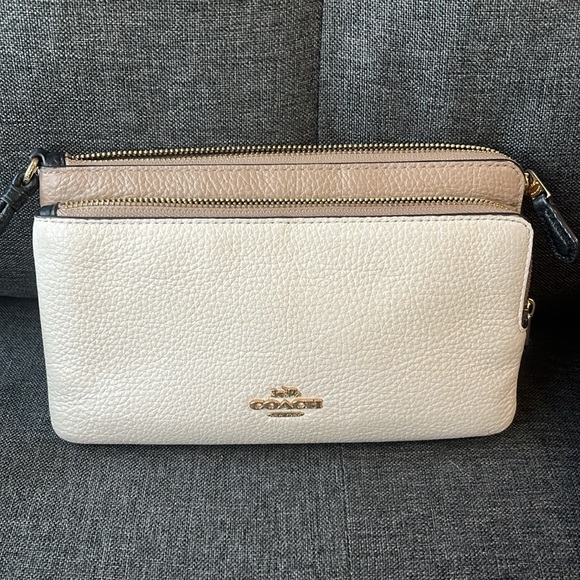 Ivory pebbled leather Coach bag with matching wristlet and ID/card holder. - Picture 4 of 9